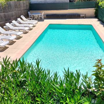 Gîte pour 10 personnes, avec terrasse ainsi que piscine et jardin à Ruoms