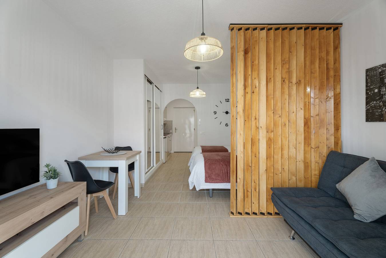 Estudio entero, Estudio vacacional 'Carolina 208' con vistas a la montaña, Wi-Fi y aire acondicionado in Costa del Silencio, Arona 