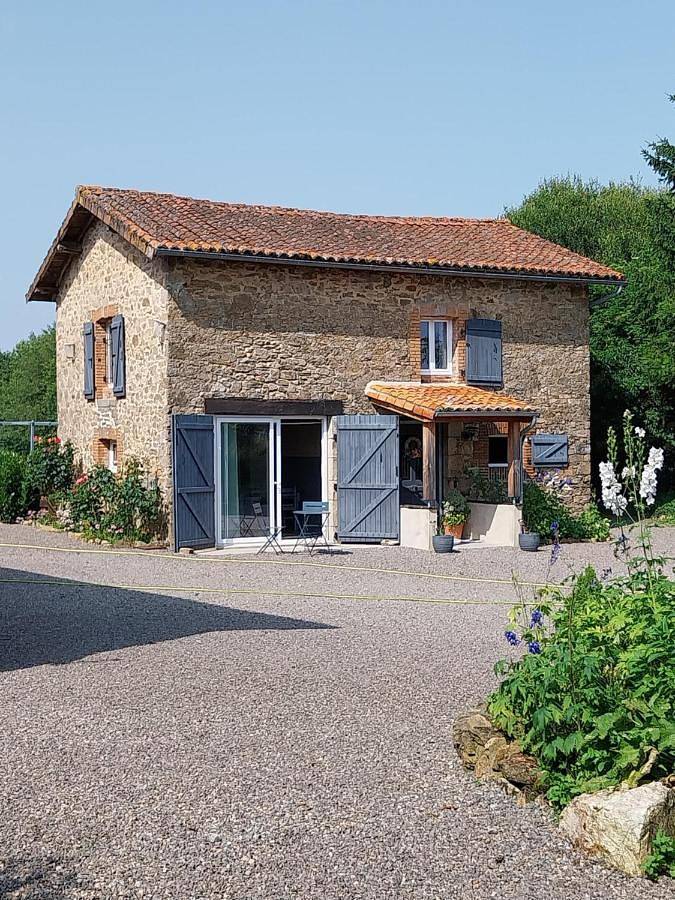 Location de vacances pour 4 personnes, avec jacuzzi ainsi que piscine et jardin à Pageas