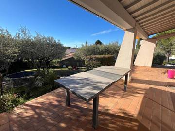 Location de vacances pour 8 personnes, avec terrasse ainsi que piscine et vue, animaux acceptés à Caveirac
