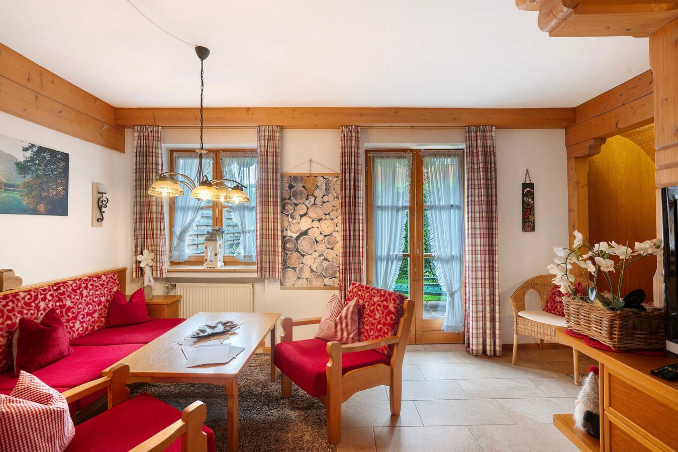 Apartamento entero, Apartamento 'Enzian Nr 2' con vistas a la montaña, terraza privada y Wi-Fi in Mittenwald, Alpes Bávaros