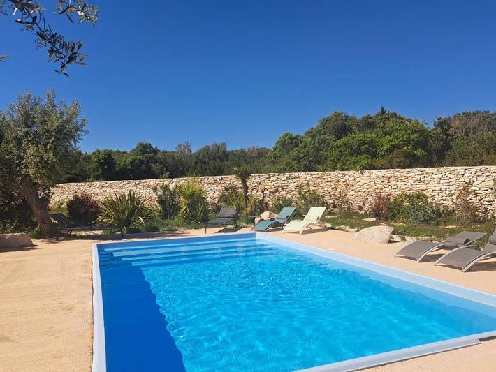 Chalet pour 4 personnes, avec terrasse ainsi que piscine et jardin