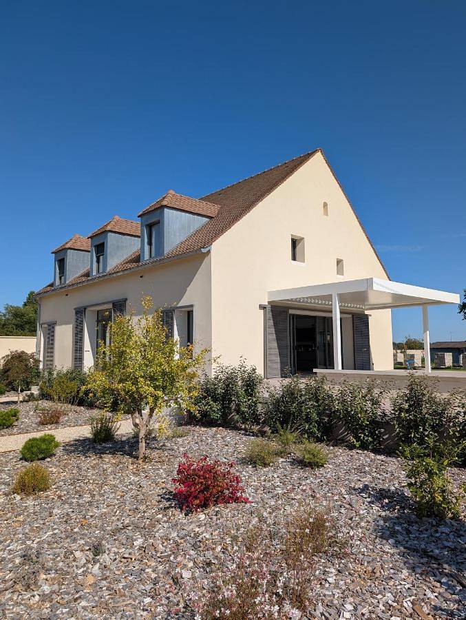Hôtel pour 3 personnes, avec terrasse et jardin ainsi que piscine et sauna à Les Maillys