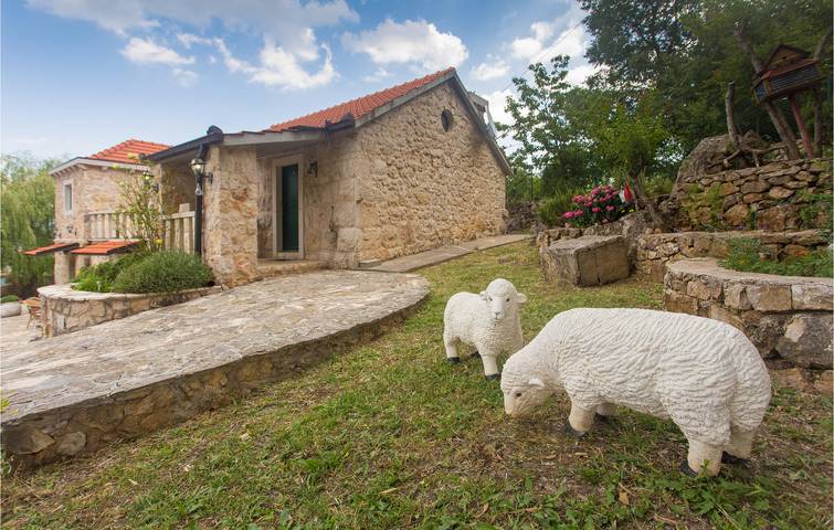 Gemütliche 2-Zimmer-Wohnung mit Pool und Terrasse, 2,5 km vom Stadtzentrum von Sušci entfernt in Dalmatinisches Zagora