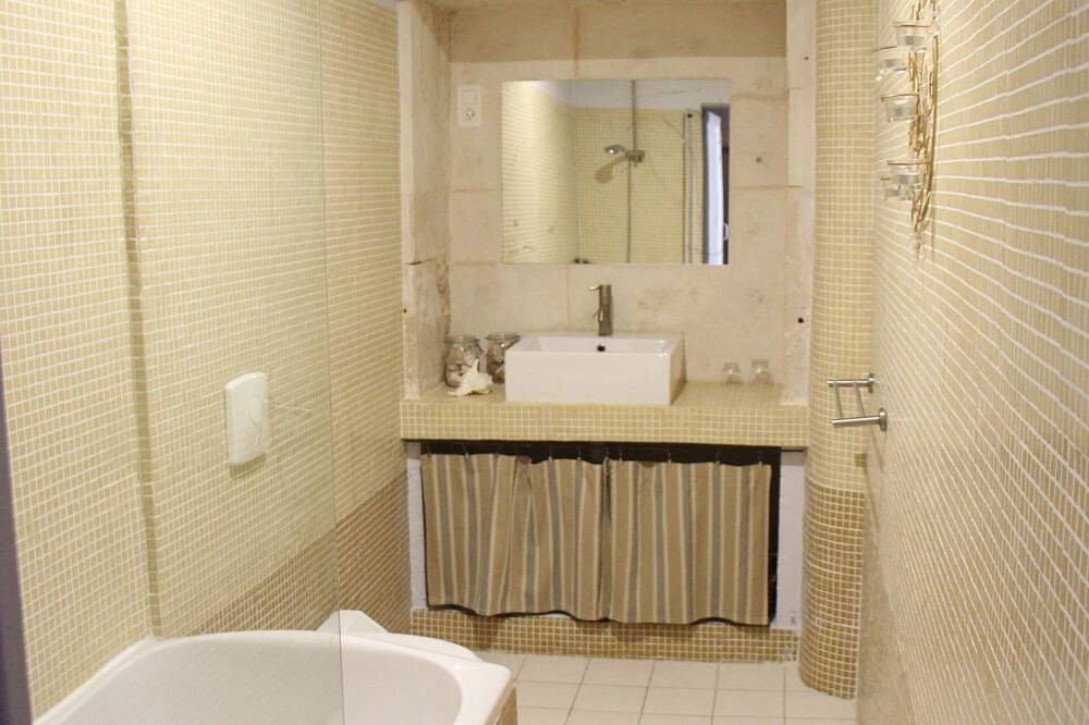 Apartamento entero, Sirocco-Apartamento-Superior-Baño privado con bañera-Vista a la Calle in Barjac, Región de Alès