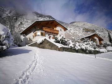 Ferienwohnung für 4 Personen, mit Garten und Terrasse sowie Ausblick, mit Haustier in Tiroler Oberland