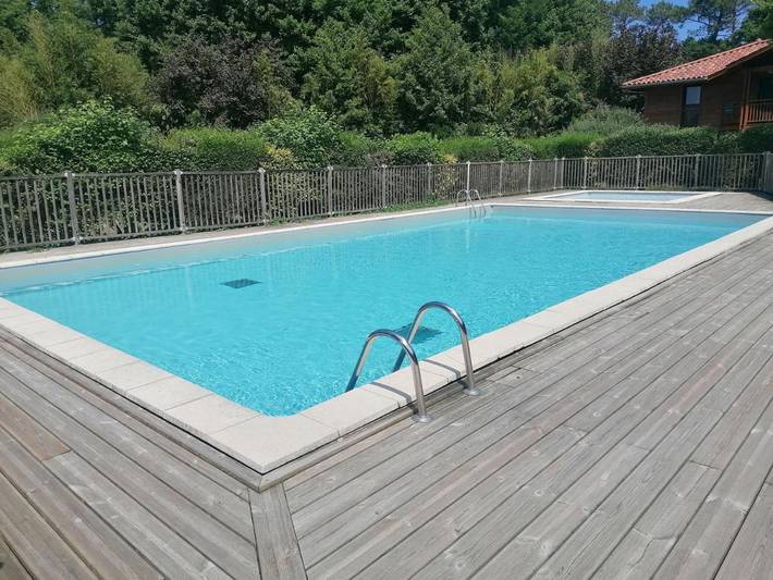 Appartement de vacances pour 4 personnes, avec vue et piscine ainsi que jardin et bassin pour enfant