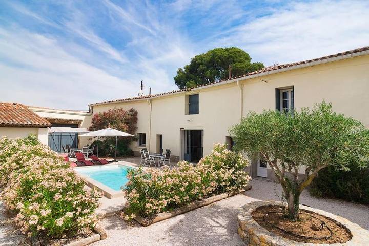 Location de vacances pour 6 personnes, avec Terrasse ainsi que Jardin et Piscine à Castelnau-de-Guers