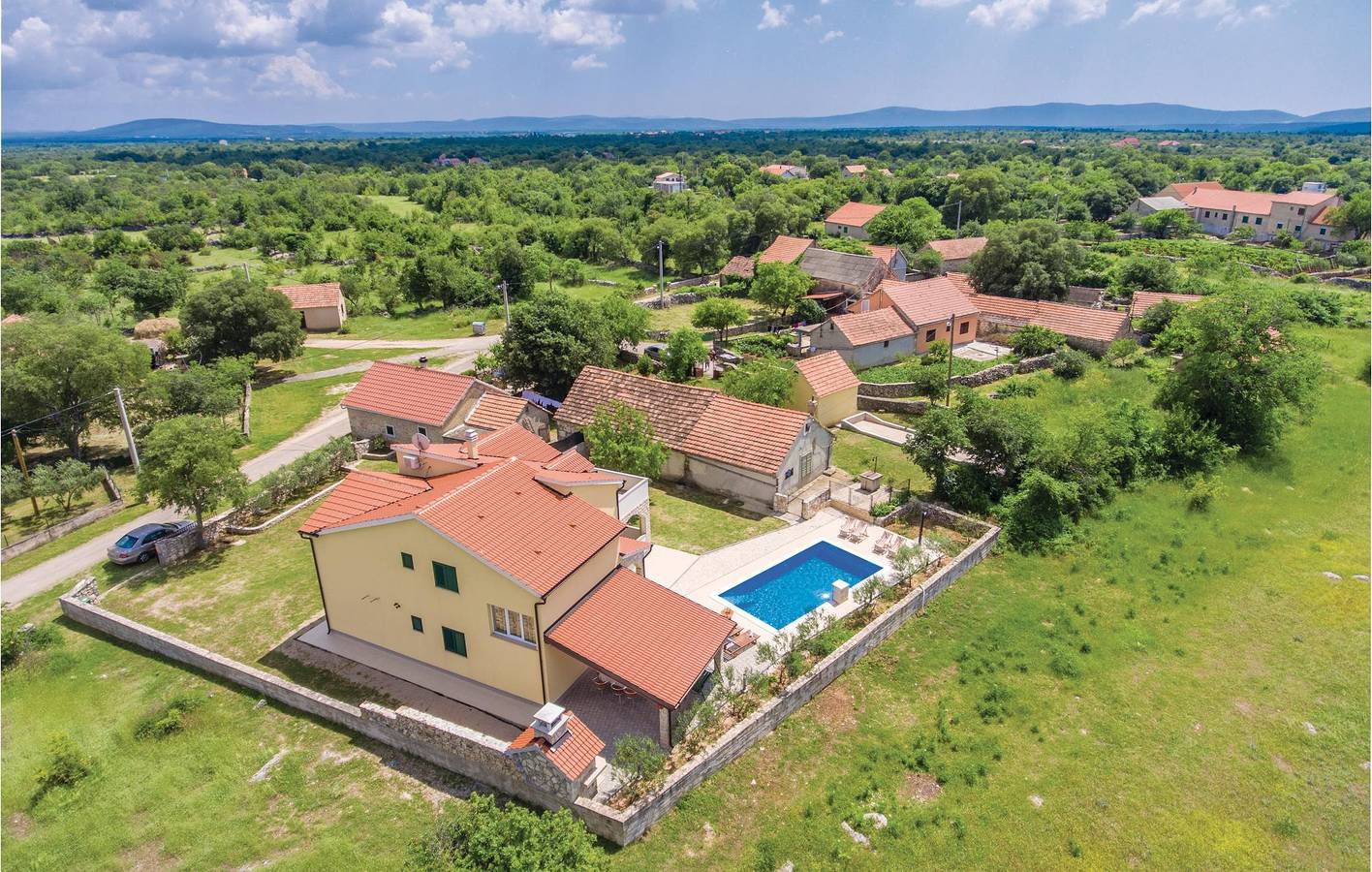 Gemütliche Ferienwohnung mit Pool, WLAN und Terrasse in der Nähe des Visovačko-Sees in Dalmatinisches Zagora