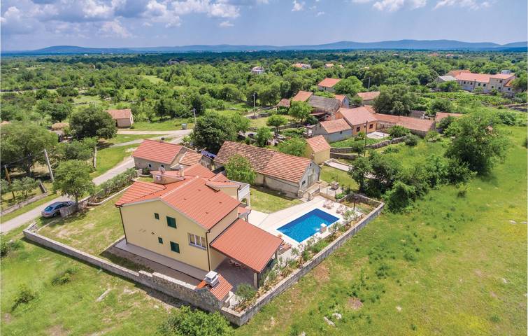 Gemütliche Ferienwohnung mit Pool, WLAN und Terrasse in der Nähe des Visovačko-Sees in Dalmatinisches Zagora