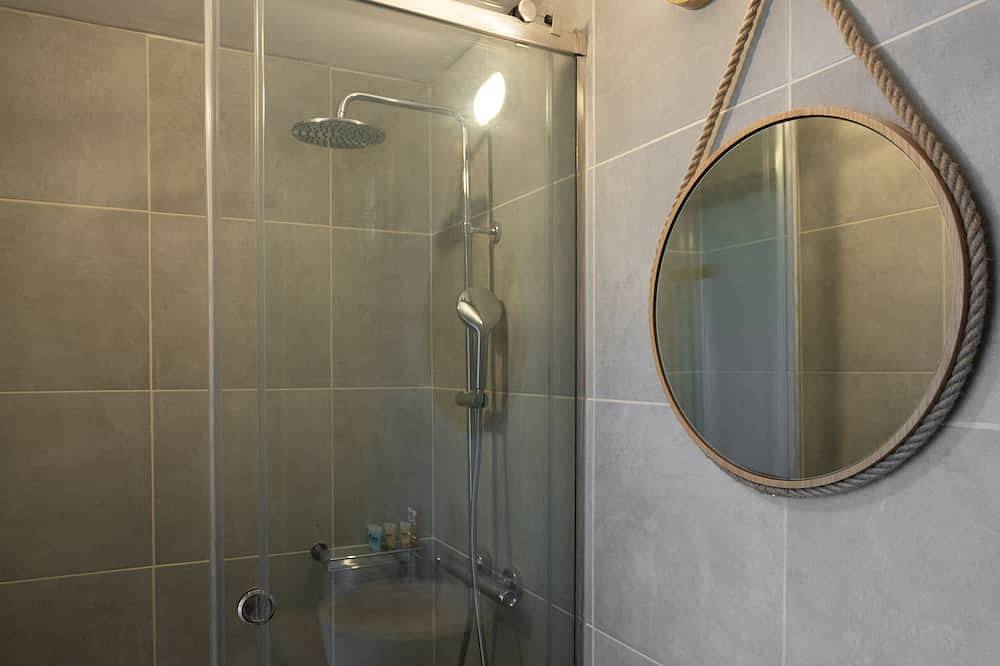 Entire apartment, Villa Flora-8 min walk from Fira in Firostefani, Thera