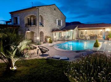 Location de vacances pour 10 personnes, avec sauna et vue ainsi que jardin et piscine, adapté aux familles à Lussas