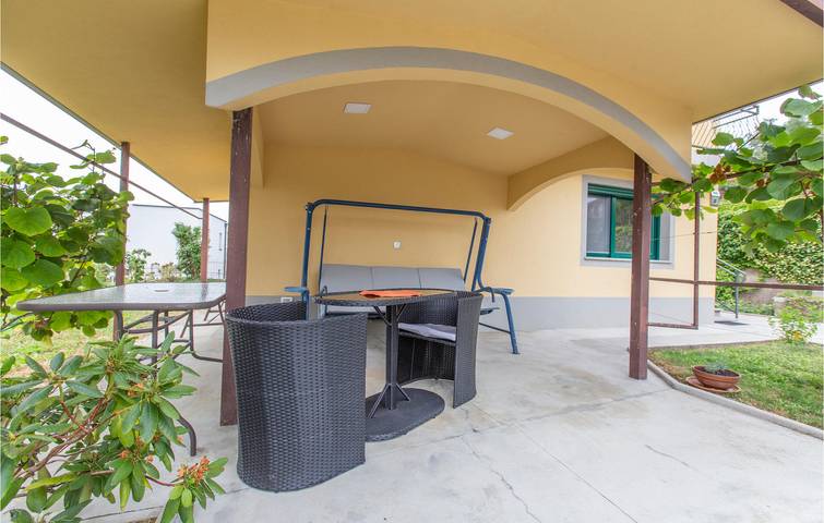 Gîte pour 8 personnes, avec jardin et terrasse, adapté aux familles à Koper - 3