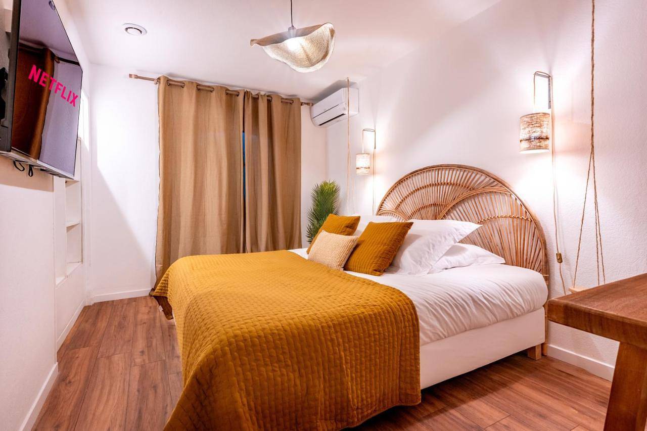 Appartement entier, Suite Bali de 45m2 - Idéal couple - Chambre séparée - Jacuzzi baignoire balnéo - Sauna - Clim réversible - Netflix - Piscine accès partagé avec la petite copro - Bouteille de champagne offerte dès 2 nuits in Suze-la-Rousse, Région de nyons