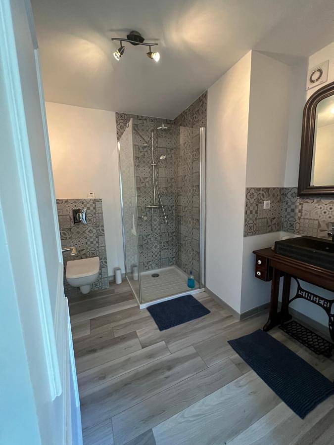 Double Room with Private Bathroom in Chanas, Région de Vienne