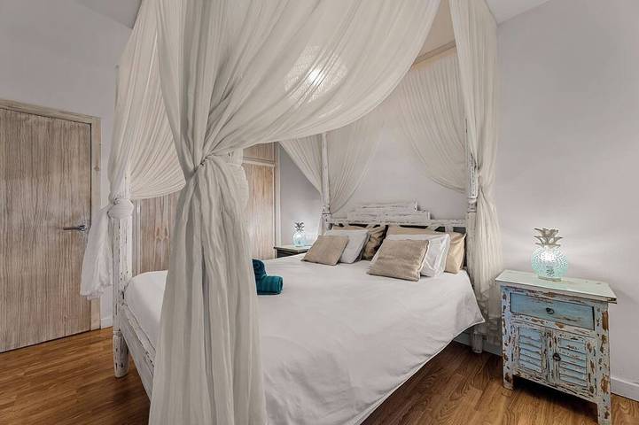 Maison avec piscine chauffée, solarium, grand jardin, accès haut débit WIFI in Lajares, La Oliva