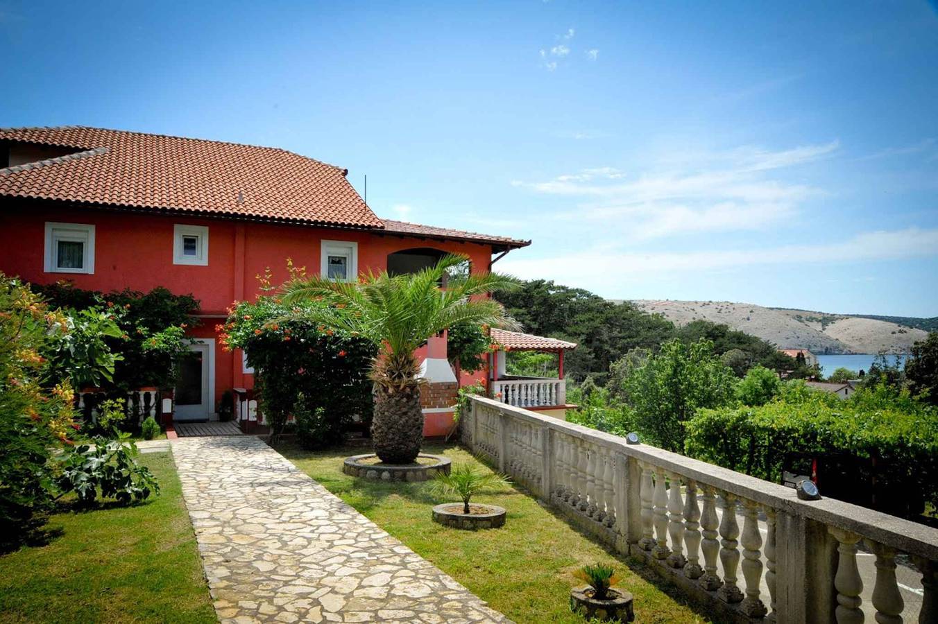 Appartamento intero, Appartamento con terrazzo e vista sul mare  in Loparo, Rab