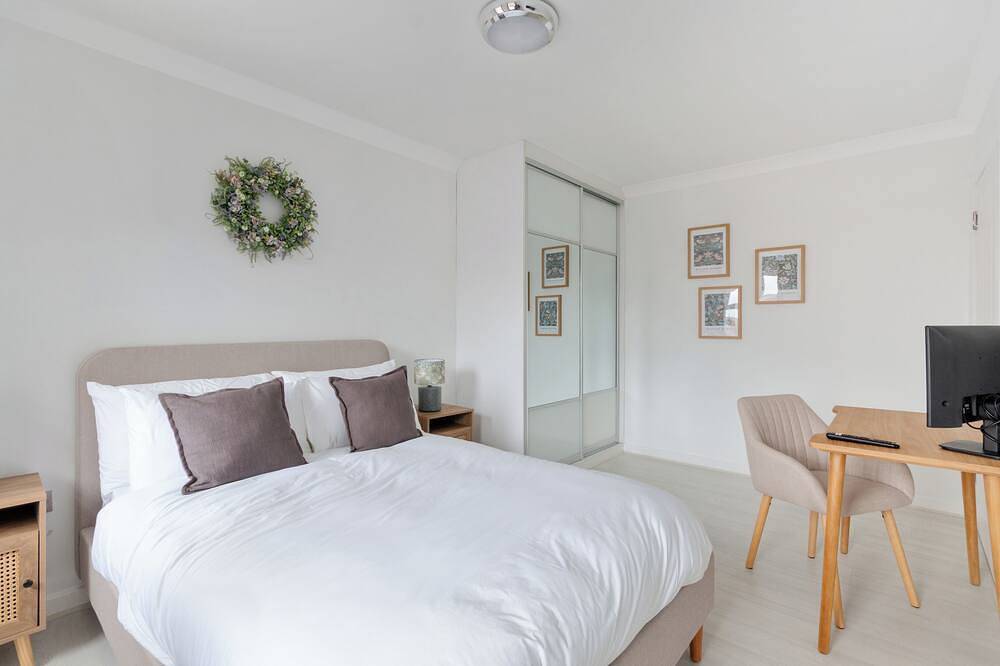 5-Bed Home (sleeps 11), 3.5 Baths, Free Parking in Woking, Surrey