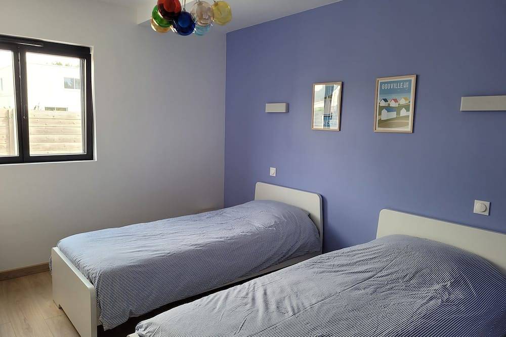Bright new wooden house with enclosed garden 5 minutes from the beach in Gouville-sur-Mer, Coutances