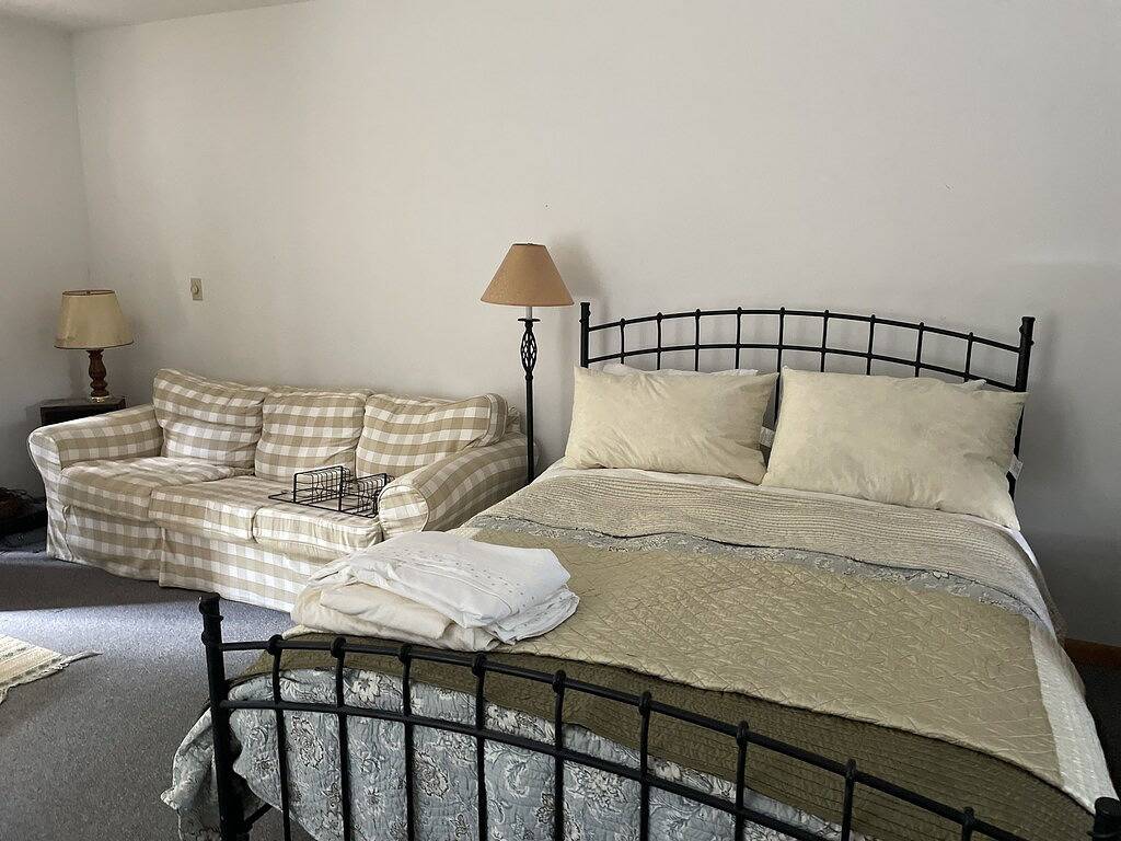 Log Cabin for 6 Guests in Swanzey, New Hampshire