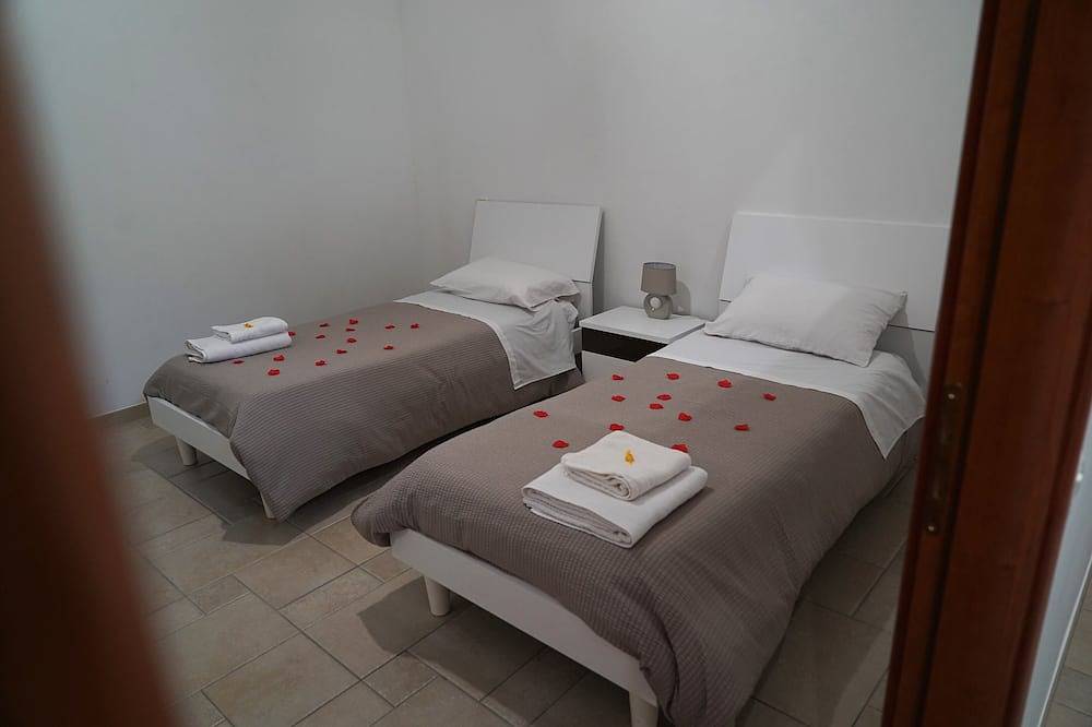Entire apartment, Deluxe apartment with balcony overlooking the rock in Matera, Piana del Metaponto