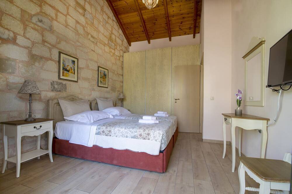 Villa Christy 150 meters from the beach with private pool and fireplace in Kato Stalos, Chania region