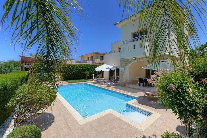 Casa de vacaciones para 6 personas, con jardín y vistas al mar además de terraza y piscina en Peyia