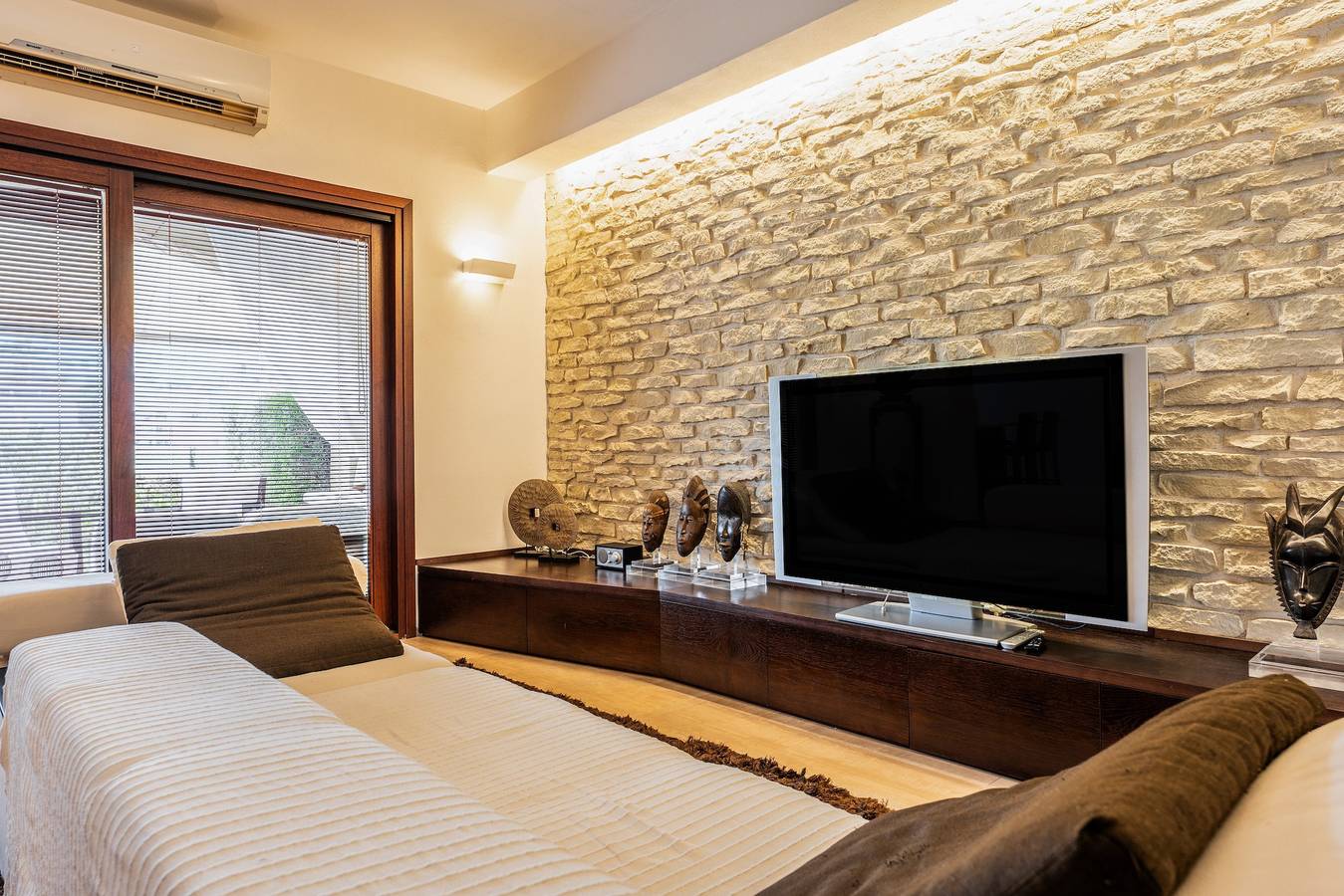 Casa de vacaciones "Villa Rokkaria" con terrazas privadas, pista de tenis compartida y Wi-Fi in Crabonaxa/Villasimius, Villasimius