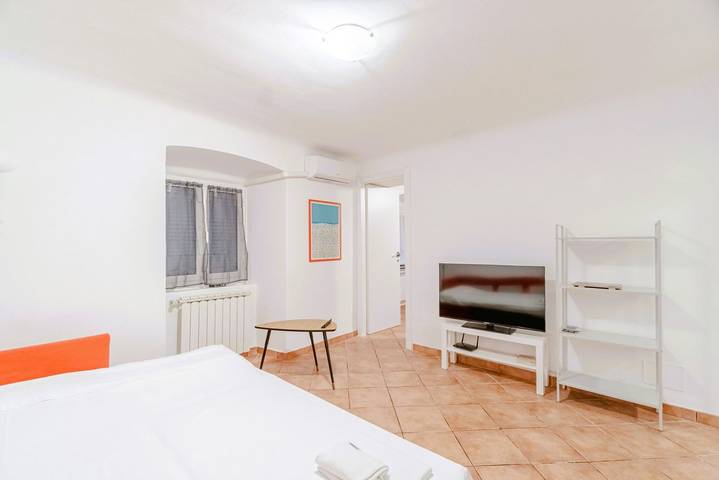 Appartamento intero, GuestHost - Cozy Retreat Near Historic Center in Genova (Città), Genoa