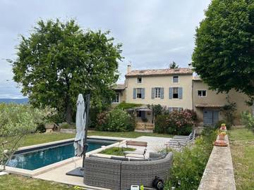 Gîte pour 8 personnes, avec piscine ainsi que vue et jardin à Sannes