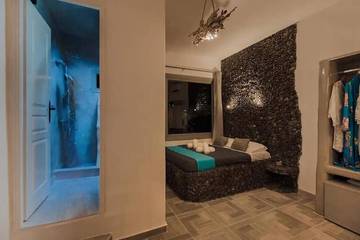 Apartment for 2 People in Firostefani, Thera, Photo 1