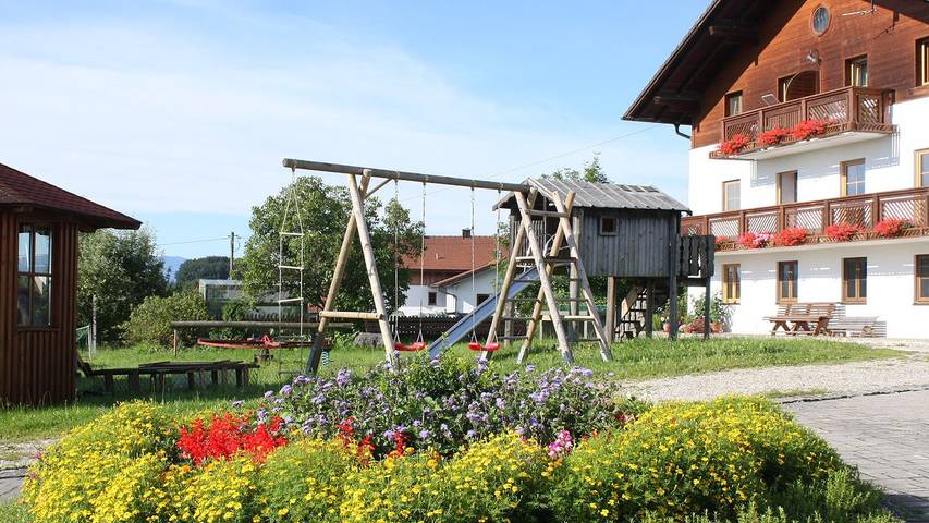 Ferienwohnung für 2 Personen, mit Garten und Seeblick, kinderfreundlich in Taching am See