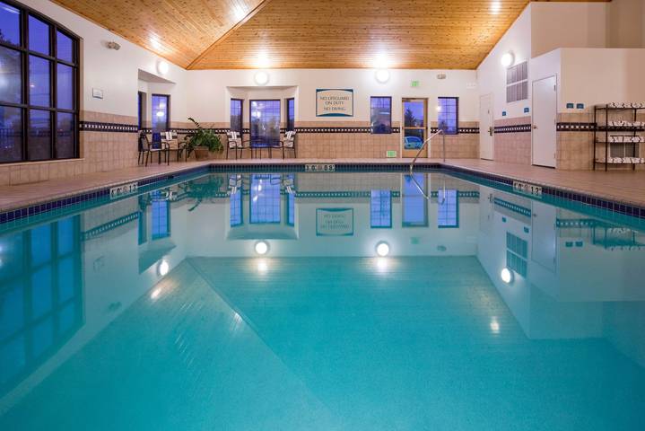 Ganze Wohnung, Ferienwohnung für 4 Personen mit Pool in Maple Grove, Hennepin County
