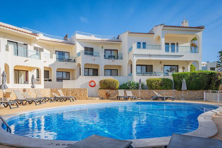Ferienwohnung für 4 Personen, mit Balkon und Garten sowie Kinderpool in Carvoeiro