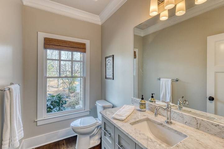 Vacation rental for 10 people, with pool and hot tub as well as balcony in Big Canoe