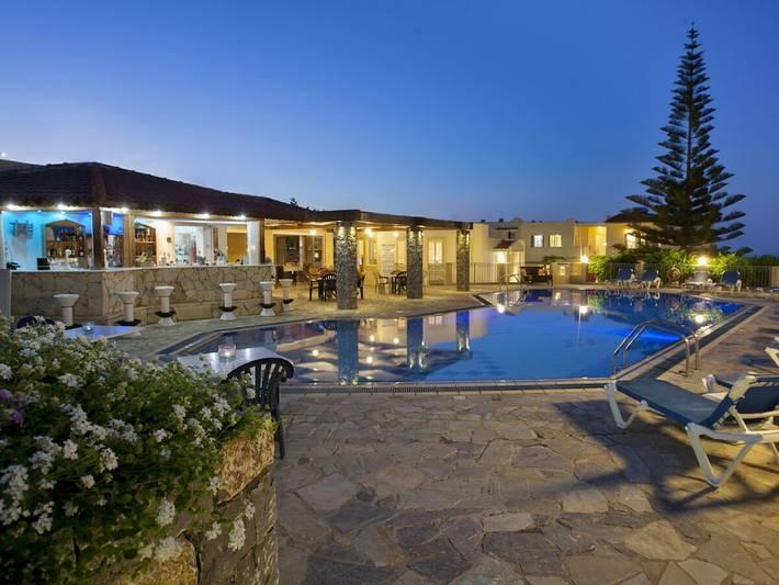 Location de vacances pour 72 personnes, avec jardin ainsi que piscine et balcon à Chersónissos - 3
