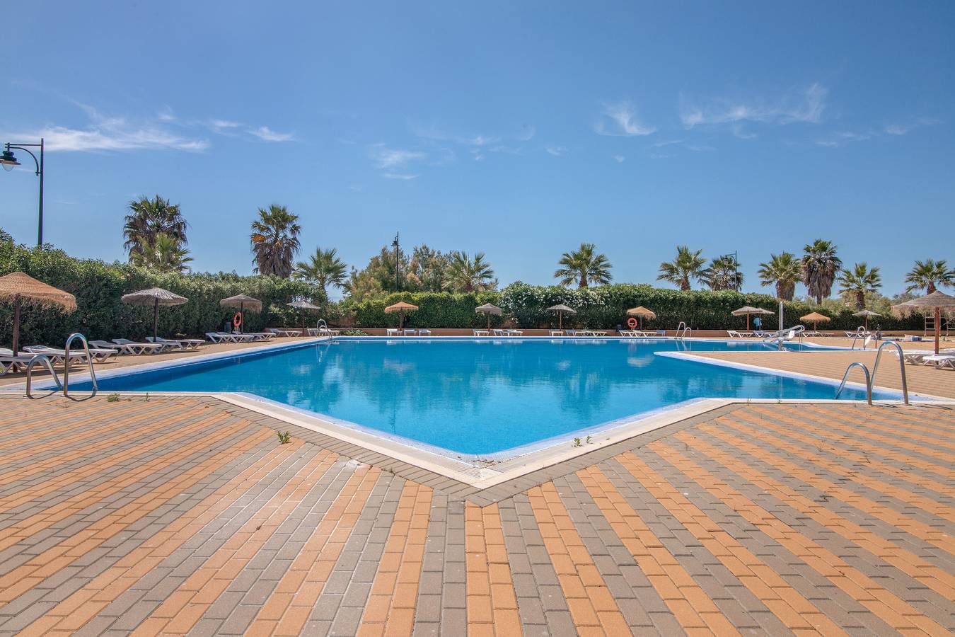 Apartamento inteiro, Apartamento 'Albatros' com piscina partilhada, terraço privado e Wi-Fi in Isla Canela, Ayamonte