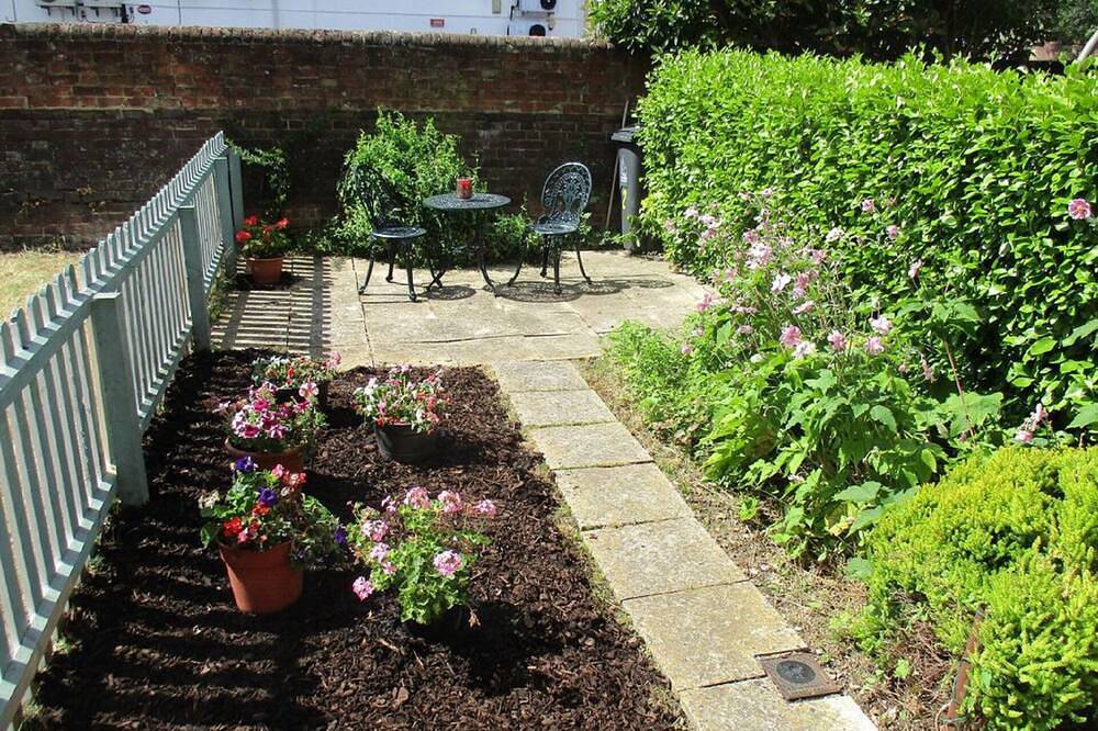 Charming 2 bed cottage in the heart of Canterbury with parking nearby in Kent
