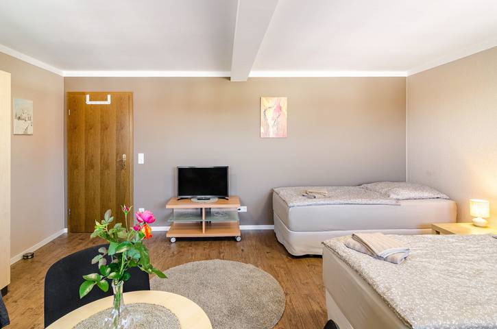 Ganze Wohnung, Ferienhaus "Alte Gärtnerei" Ferienwohnung Veronika mit Gemeinschaftsgarten und Wi-Fi in Leinefelde-Worbis, Region Eichsfeld