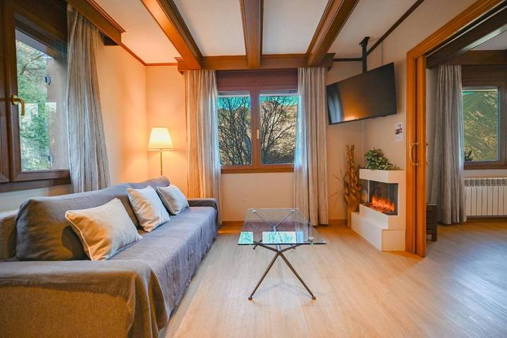 Apartment with Mountain View