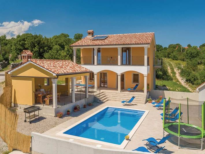 Ferienhaus für 8 Personen, mit Balkon und Terrasse sowie Garten und Pool