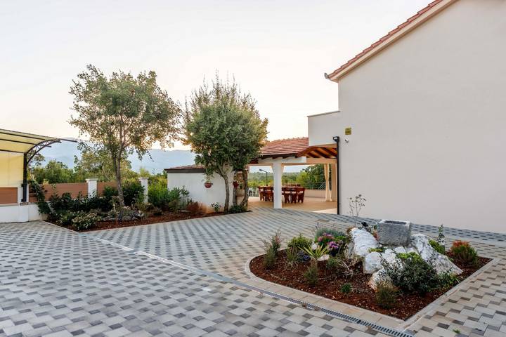 Villa mit Pool in Dalmatinisches Zagora