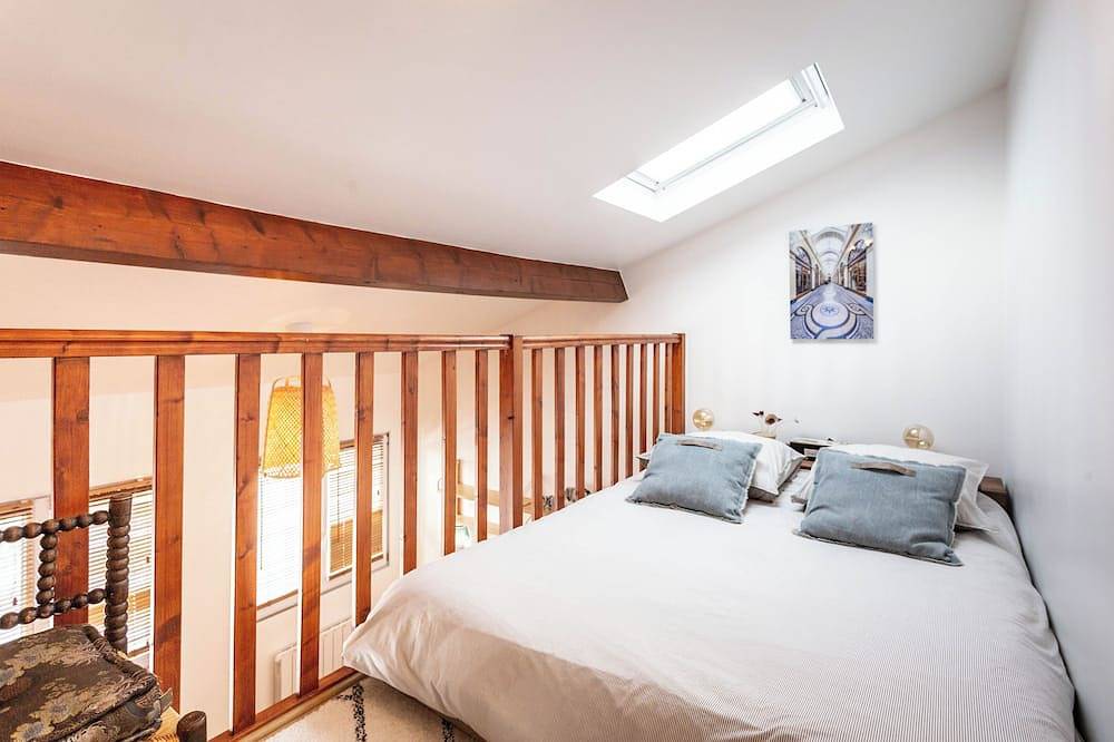 Pretty little house with private garden in Paris in Ivry-sur-Seine, Valle del Marne
