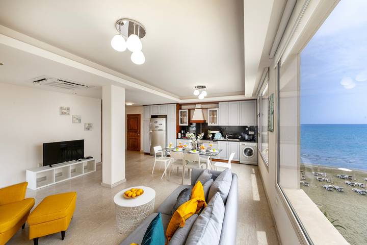 Appartement entier, Mackenzie Eftyhia Beachfront Suite in Larnaca, District de Larnaca