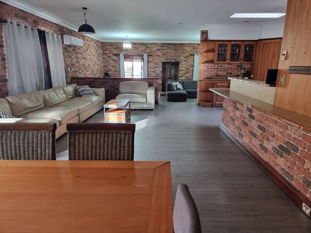 Pet Friendly\nlarge 3 Bedroom House \n2 Living Areas\nensuite & Outdoor Areas in Sydney, New South Wales