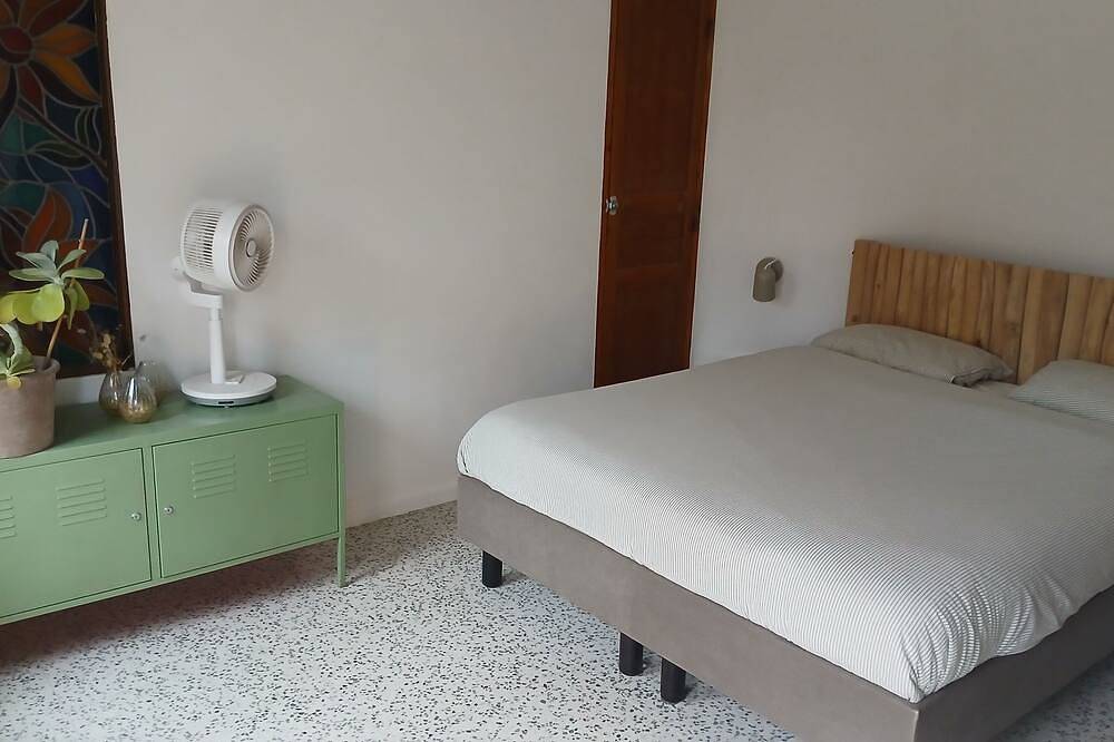 Character house, between Aix-en-Provence and the Lubéron in Saint-Cannat, Aix-en-Provence region