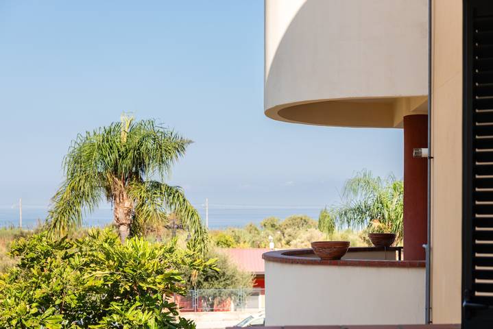 Entire apartment, 'Vacanza Gliaca' Apartment with Sea View, Balcony, and Air Conditioning in Piraino, Messina Province