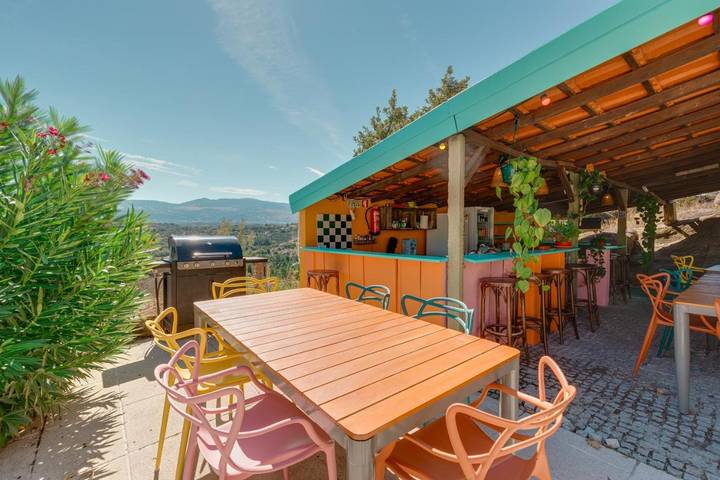 Casa de férias para 4 pessoas, com vista e jardim e ainda piscina na Serra da Estrela