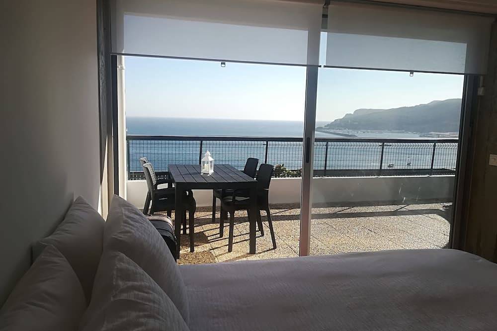 Ganze Wohnung, Apartment mit Terrasse mit Meerblick - 2 Minuten vom Strand entfernt in Praia da Califórnia, Sesimbra