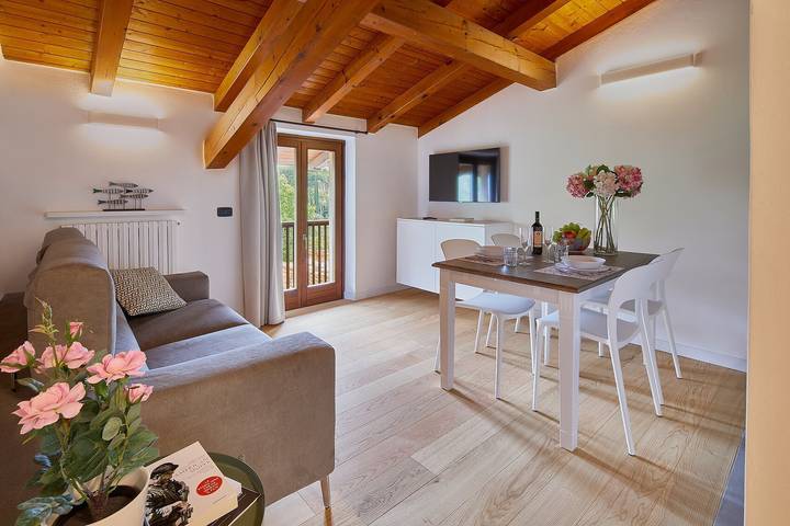 Ferienwohnung für 4 Personen, mit Balkon und Whirlpool sowie Garten in Riva del Garda